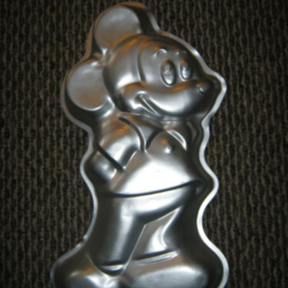 Wilton Mickey Mouse Full Body Bashful with Arms Behind Back Cake Pan (515-1805)